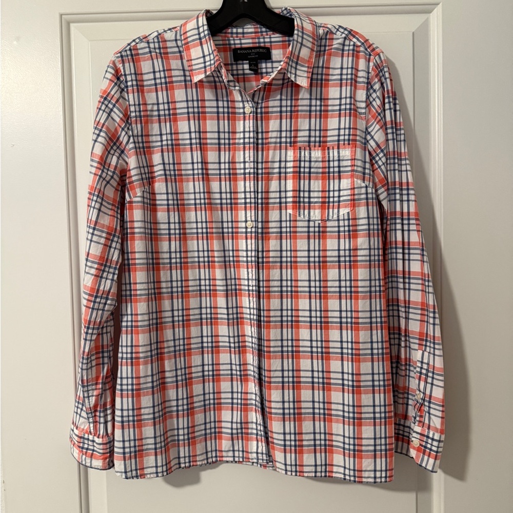 Women’s Banana Republic Plaid Button down shirt. Size: Petite Large